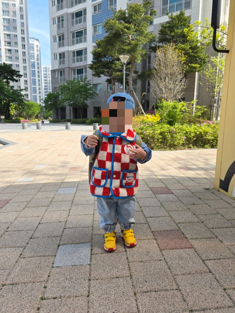 어린이집 버스 기다리는 아이